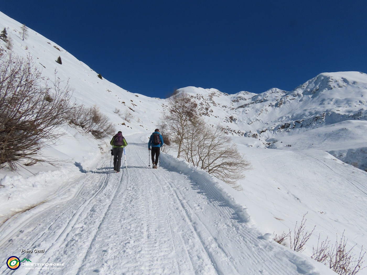 21 Proseguiamo in saliscendi pestando neve battuta.JPG